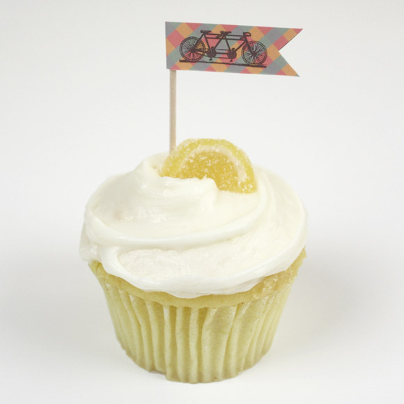 Vintage Flags Size: 1 5/8" x 3 7/8Adore your cakes, donuts, or other yummy party food with these Vintage Flags Printables. They are easy to download, print and put together. Have fun!